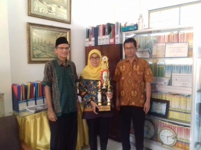Foto bersama Ibu Siti Munawaroh, S. T